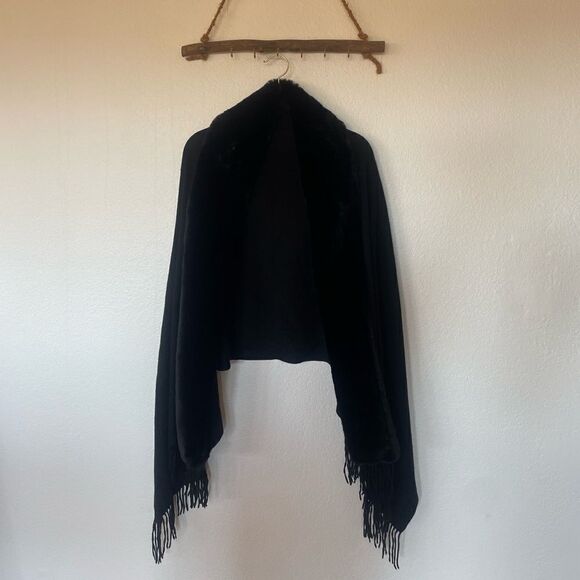 Black faux fur cape - Picture 3 of 5